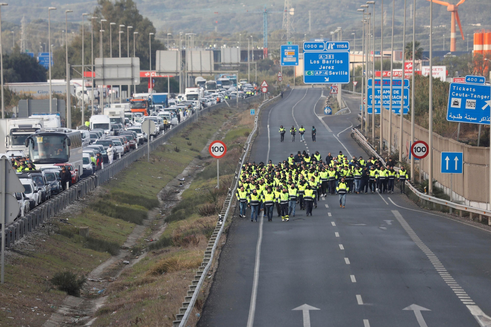 Trabajadores de Acerinox, este viernes en la A-7.