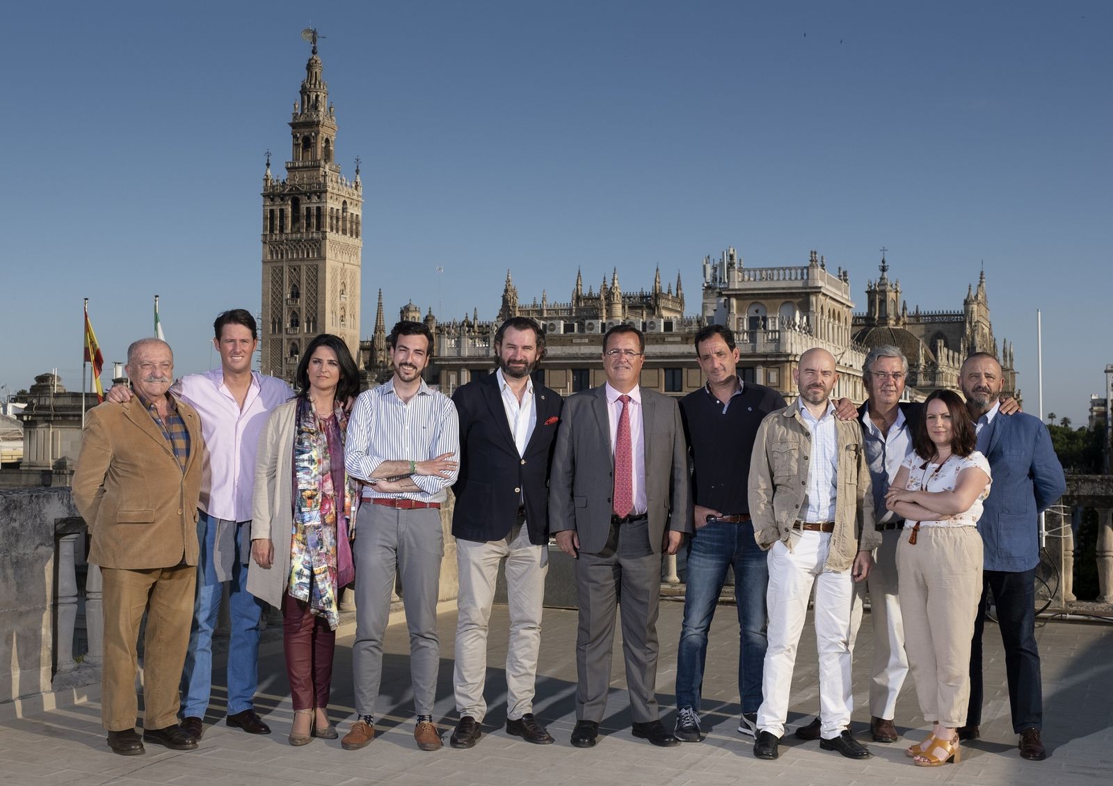 El delegado, Juan Carlos Cabrera, con los pintores que harán el cartel.