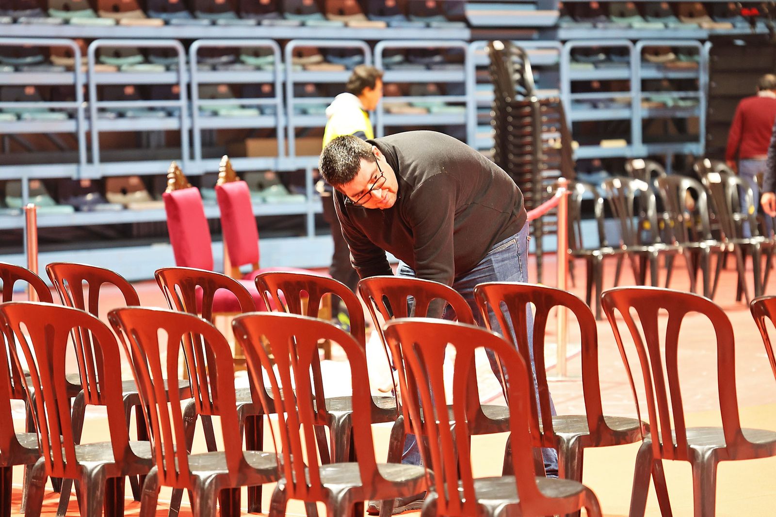 Los operarios ultimando los preparativos.