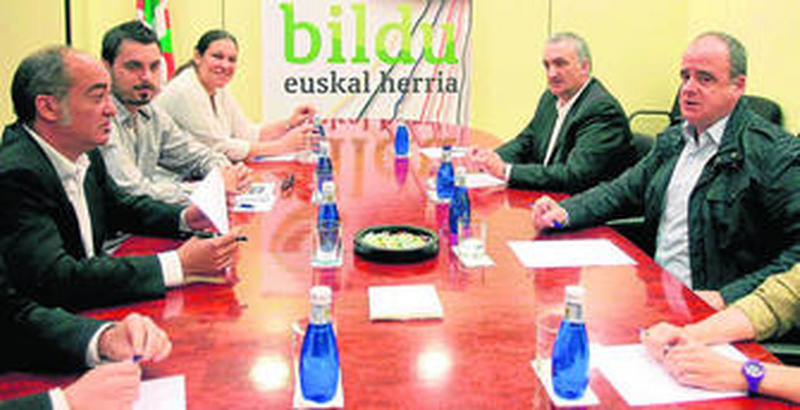 Joseba Egibar, a la derecha y Martín Garitano, primero por la izquierda, encabezaron las delegaciones de PNV y Bildu.