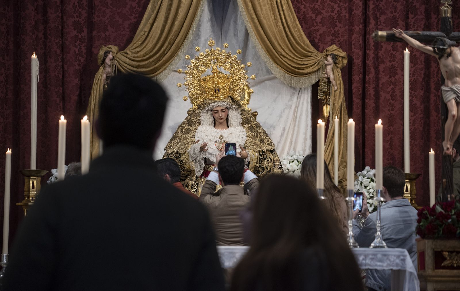 Las imágenes del besamanos de la Virgen de Gracia y Esperanza de San Roque