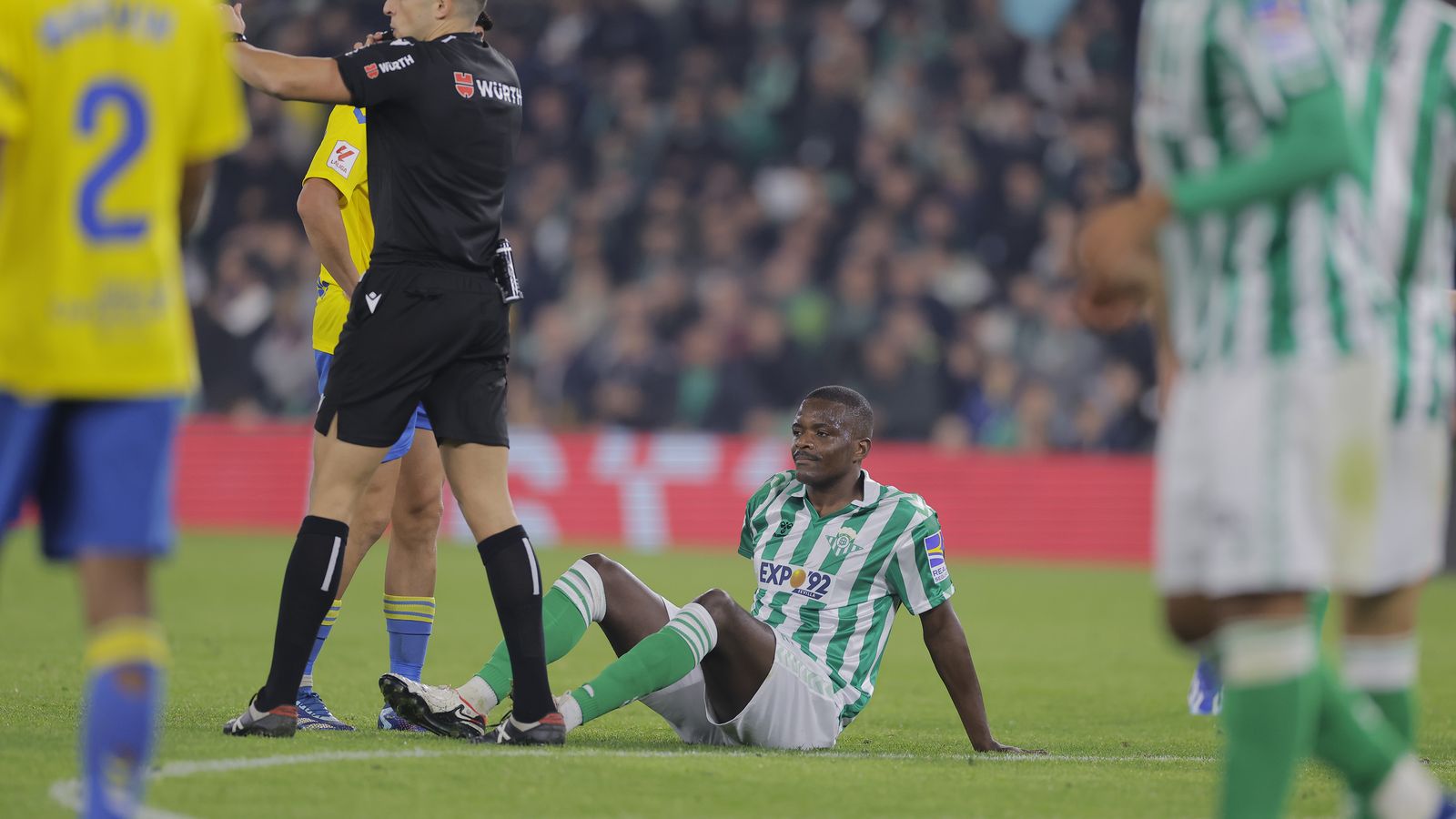 William Carvalho, en el suelo tras lesionarse.