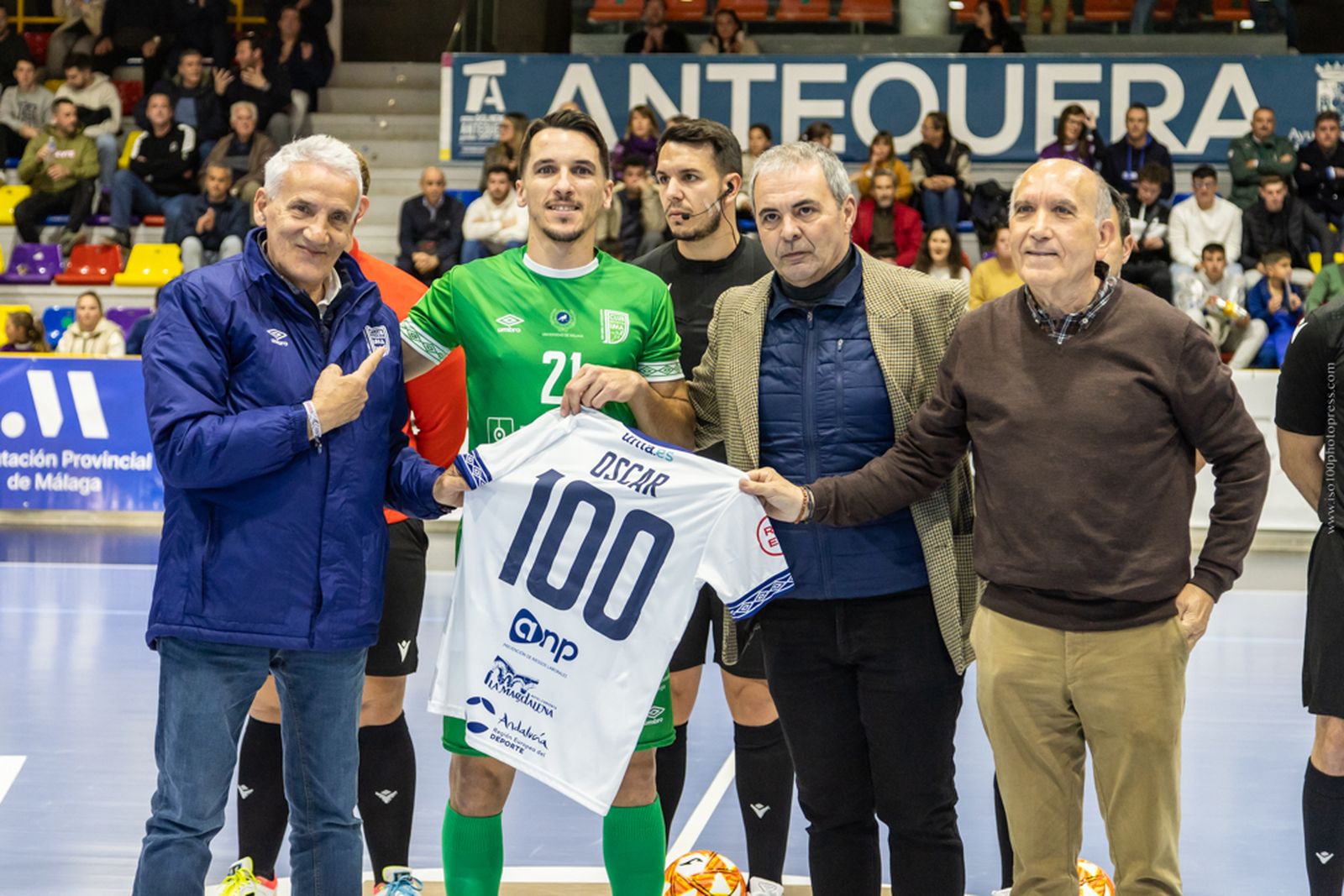 Óscar recibe la camiseta conmemorativa con Moli, Eloy Cano y Pedro Montiel