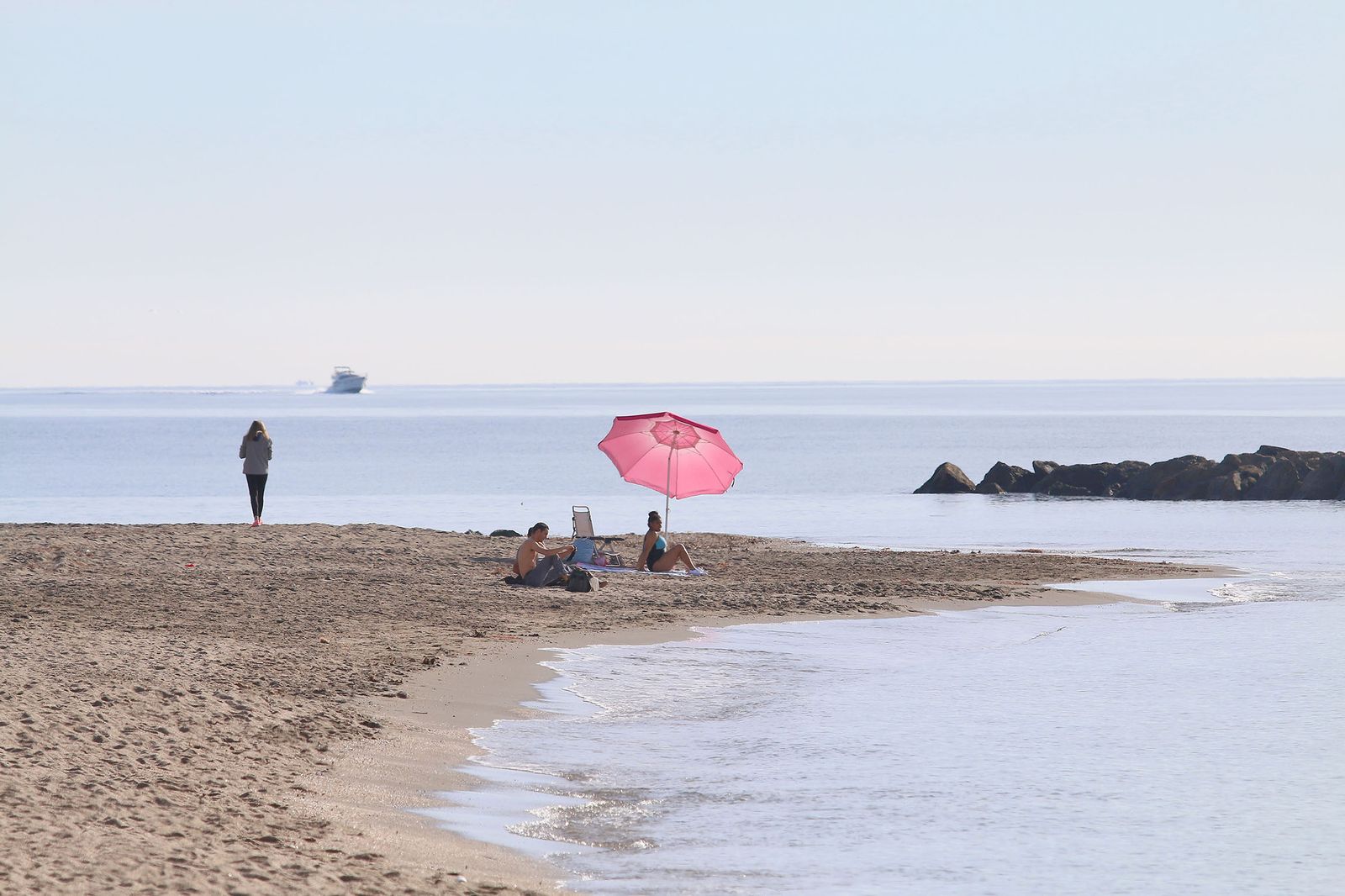 Sombrillas, bikinis y bañadores, ayer, en la capital.