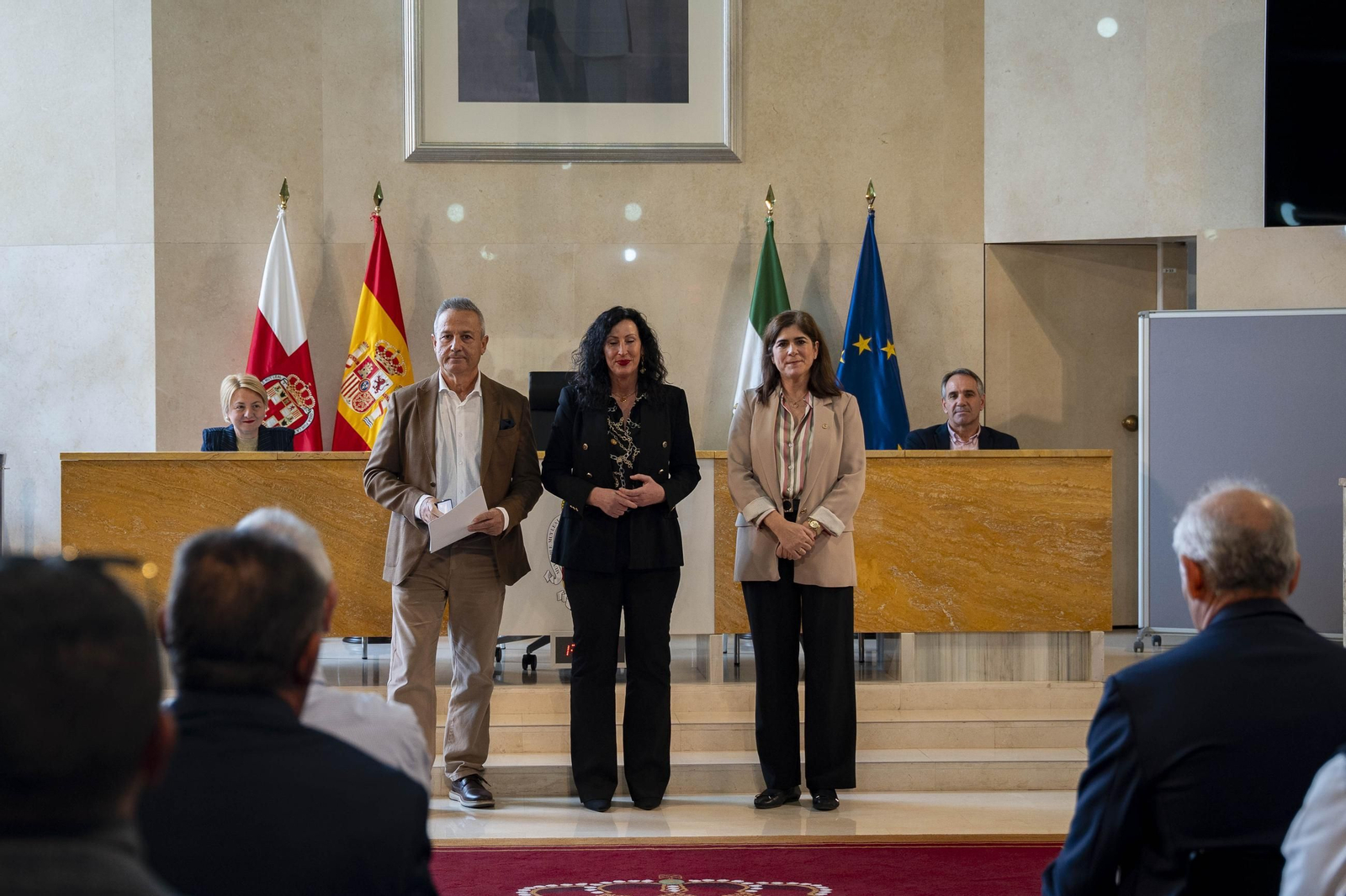 Almería rinde homenaje a su personal municipal con la imposición de los Escudos de Oro