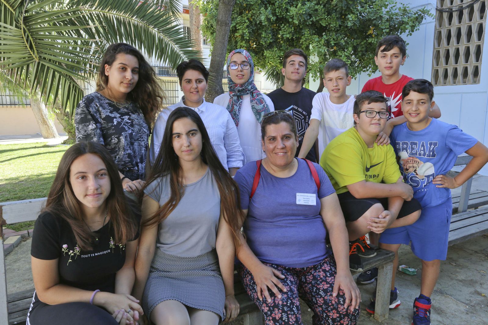 Algunos de los integrantes del coro Carlos Álvarez rodean a su directora Elena Rodríguez.