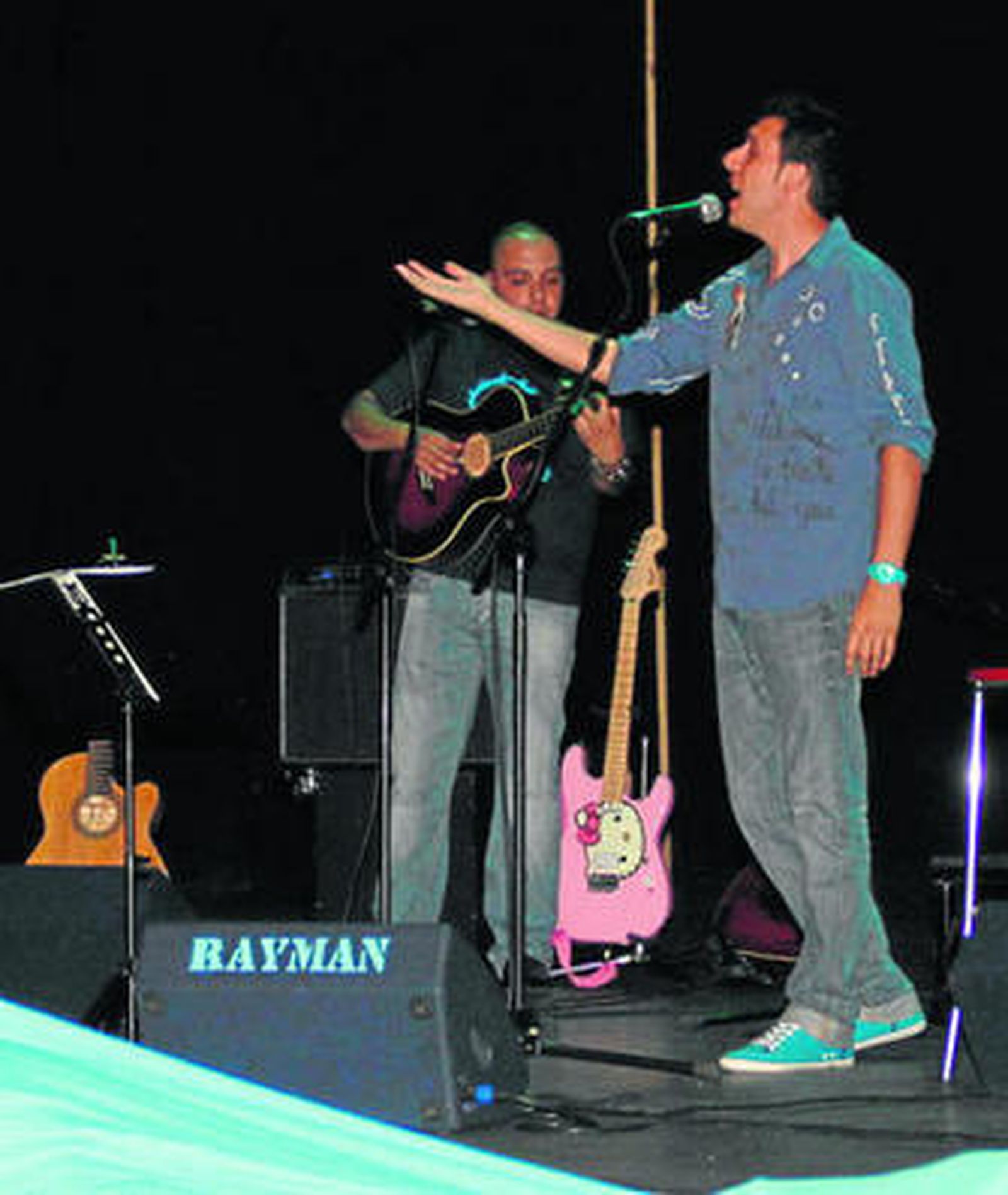 Alejandro Rivera, en plena actuación del viernes en el teatro Juan Manuel Santana de Lepe.