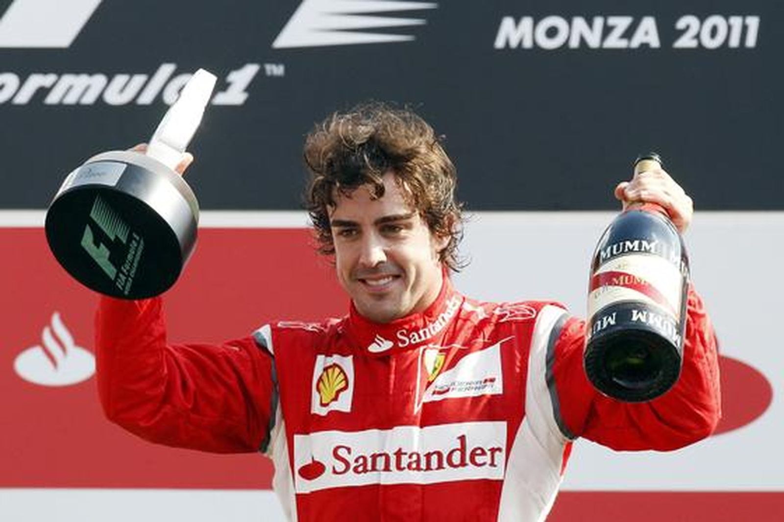 Vettel también gana en Monza y Alonso acaba tercero tras llegar a liderar la carrera. / Reuters