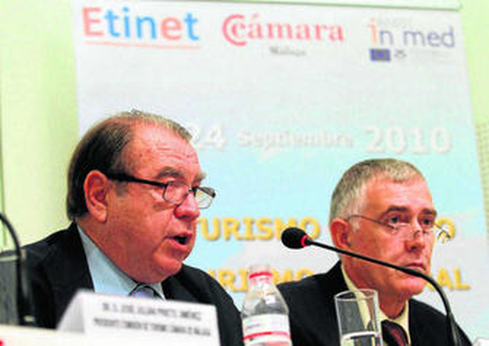 El presidente de la Cámara, Jerónimo Pérez Casero, a la izquierda y el ex gerente de la entidad, Andrés García.