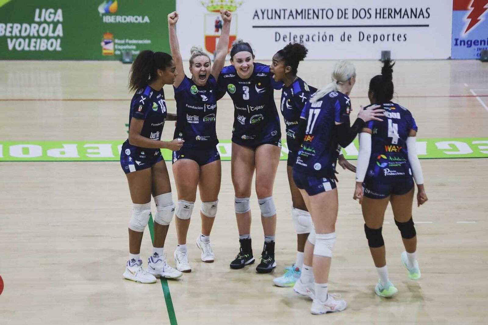 Las jugadoras del Cajasol Voley celebran un triunfo.