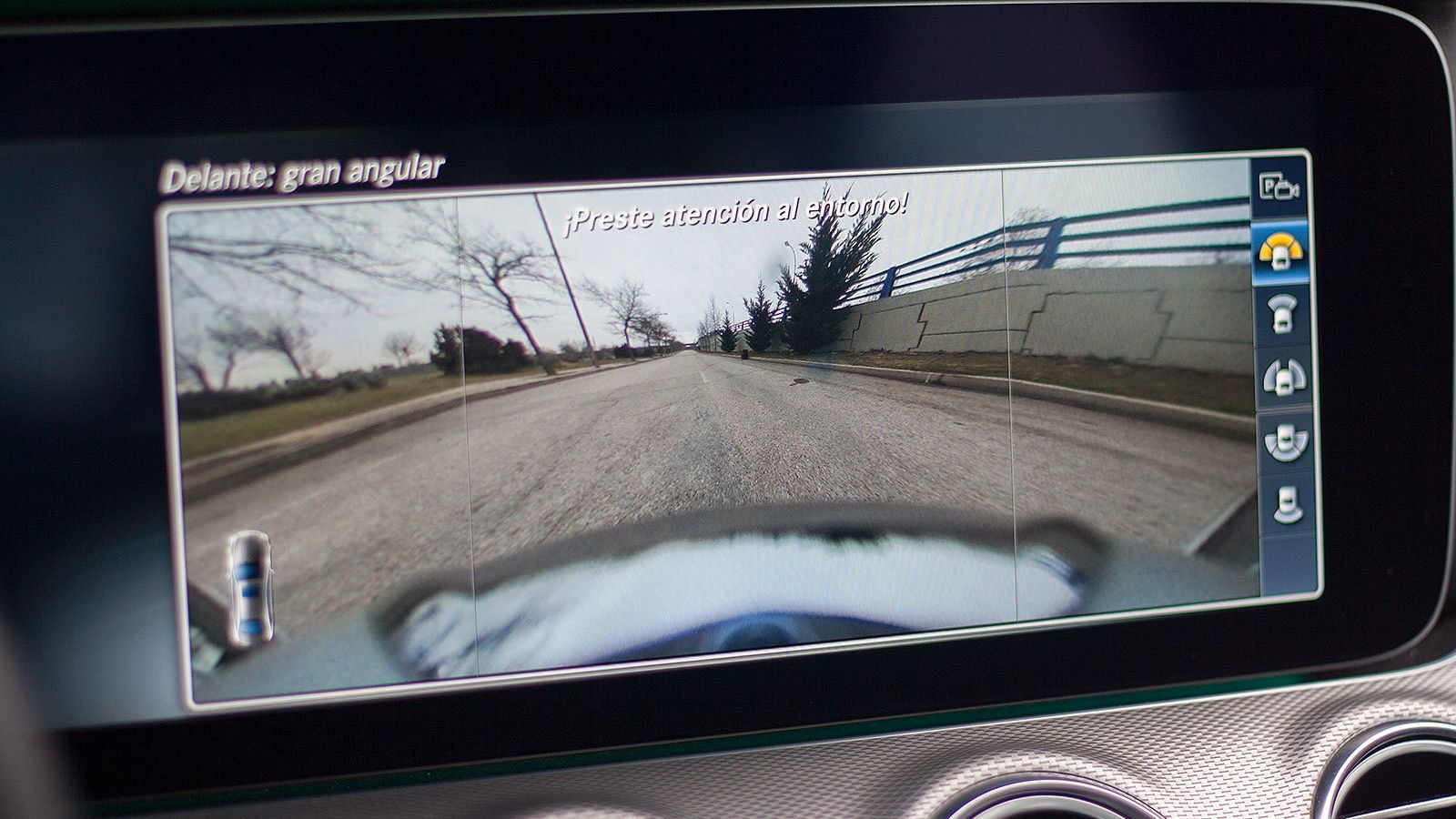 La cámara de gran tamaño nos ayudará en la maniobra de aparcamiento.