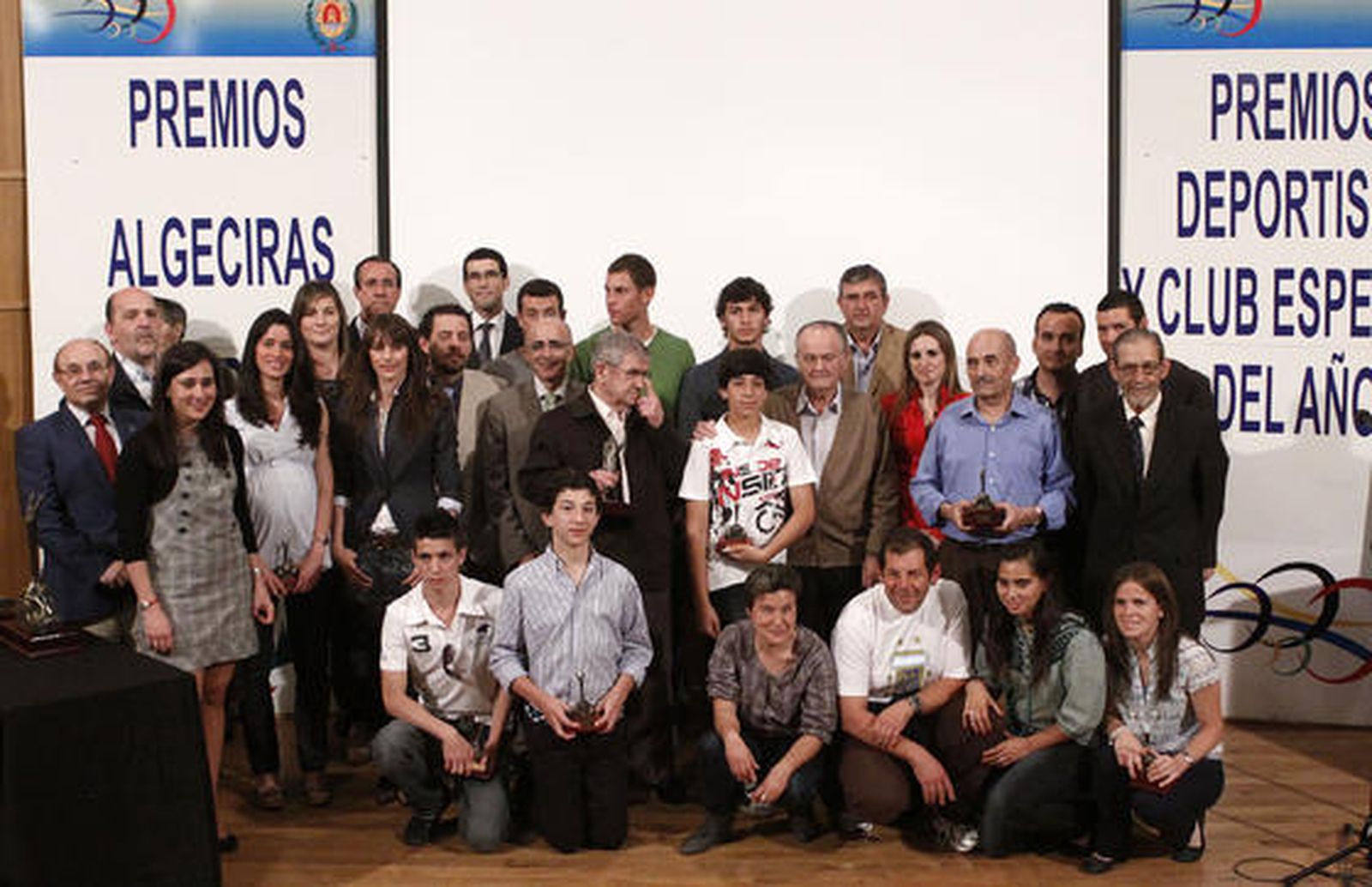 Galardonados, candidatos y menciones especiales posan juntos en el Auditorio Millán Picazo

Foto: Vanessa Perez