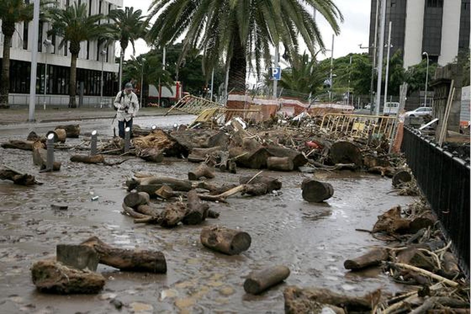 Un hombre pasa entre los restos vertidos por el barranco de Santos al desbordarse por las intensas lluvias caídas en Tenerife.

Foto: Cristóbal García (Efe)