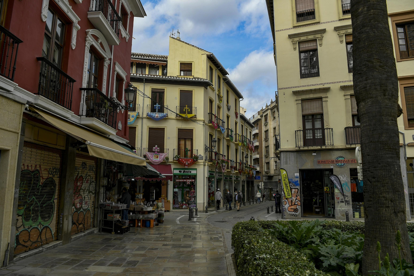 Fotos: el Día de la Cruz de Granada y su animada mañana