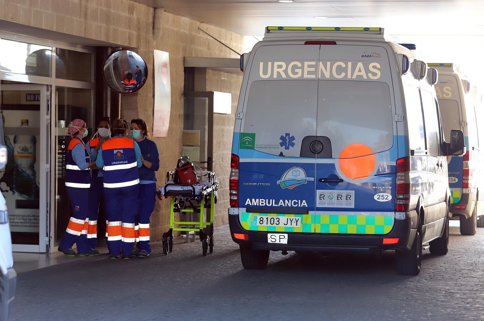 Una ambulancia en los exteriores del Hospital Juan Ramón Jiménez.