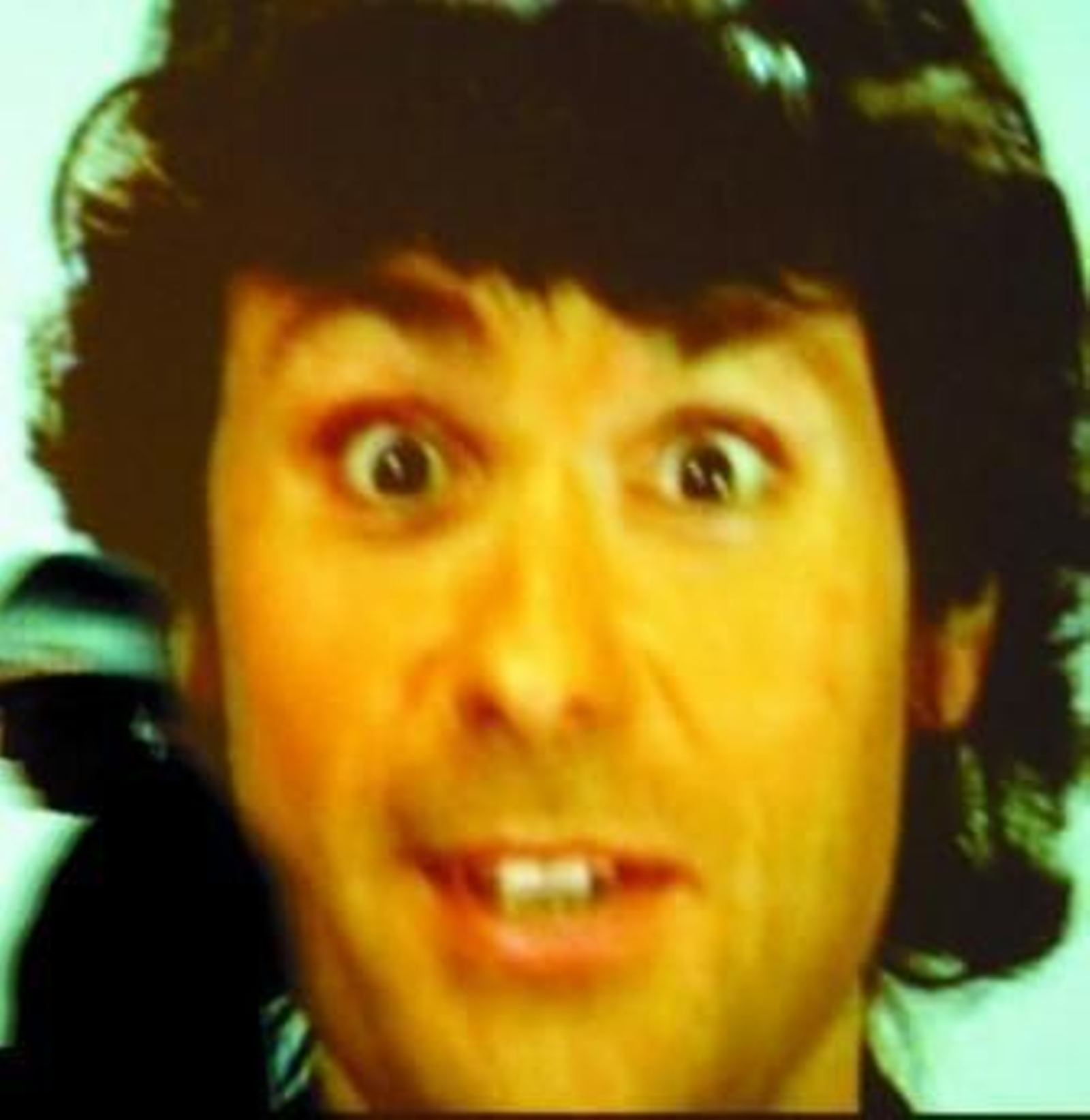 1. Imagen de la propuesta de Saioa Olmo 'Emancipator Bubble'. 2. Los comisarios de la exposición venidos desde Cuba, Argentina, México y España en la presentación de la muestra. 3. Un momento de la puesta a punto de la exposición con las proyecciones de fondo.  Fotos: Pepe Torres.