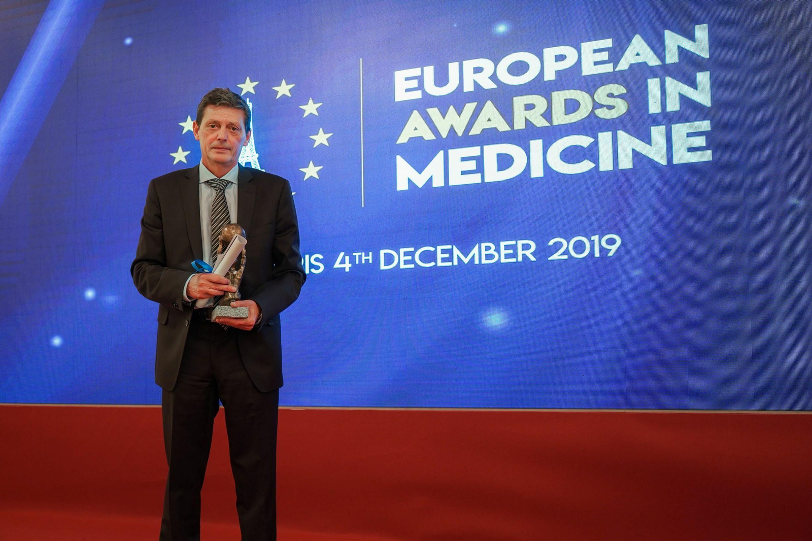El doctor Francisco Marti, director médico de HLA Inmaculada, tras recoger el European Award in Medicine.