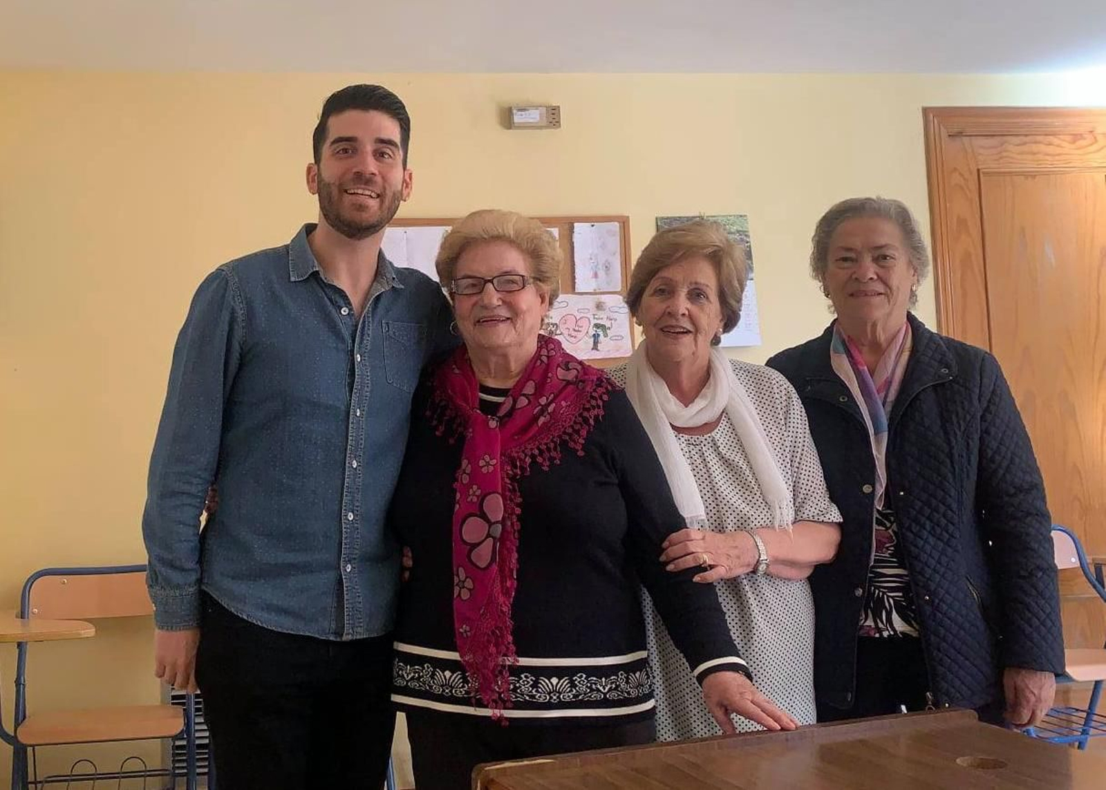 Francisco M. García Moreno con personas mayores que han participado en el estudio.