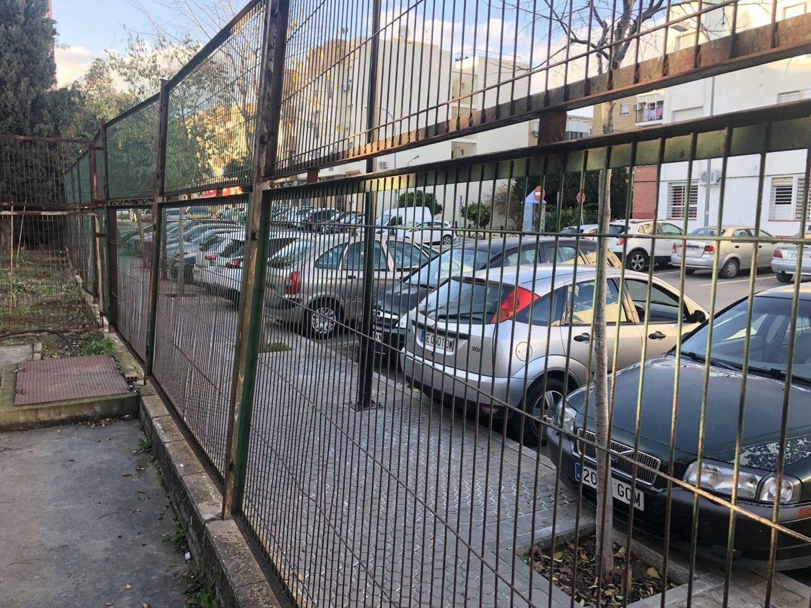 Estado del muro de cerramiento del IES Tartessos, en Camas.