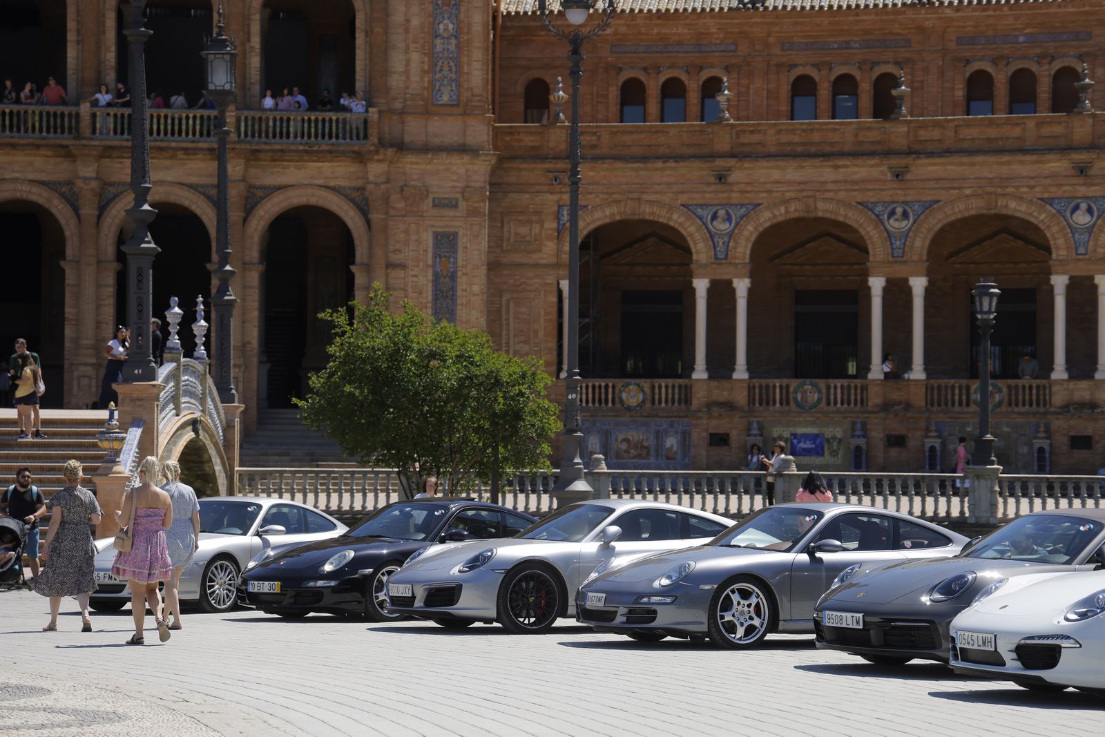 Las imágenes del 60º aniversario  del Porche 911 en la Plaza de España de Sevilla