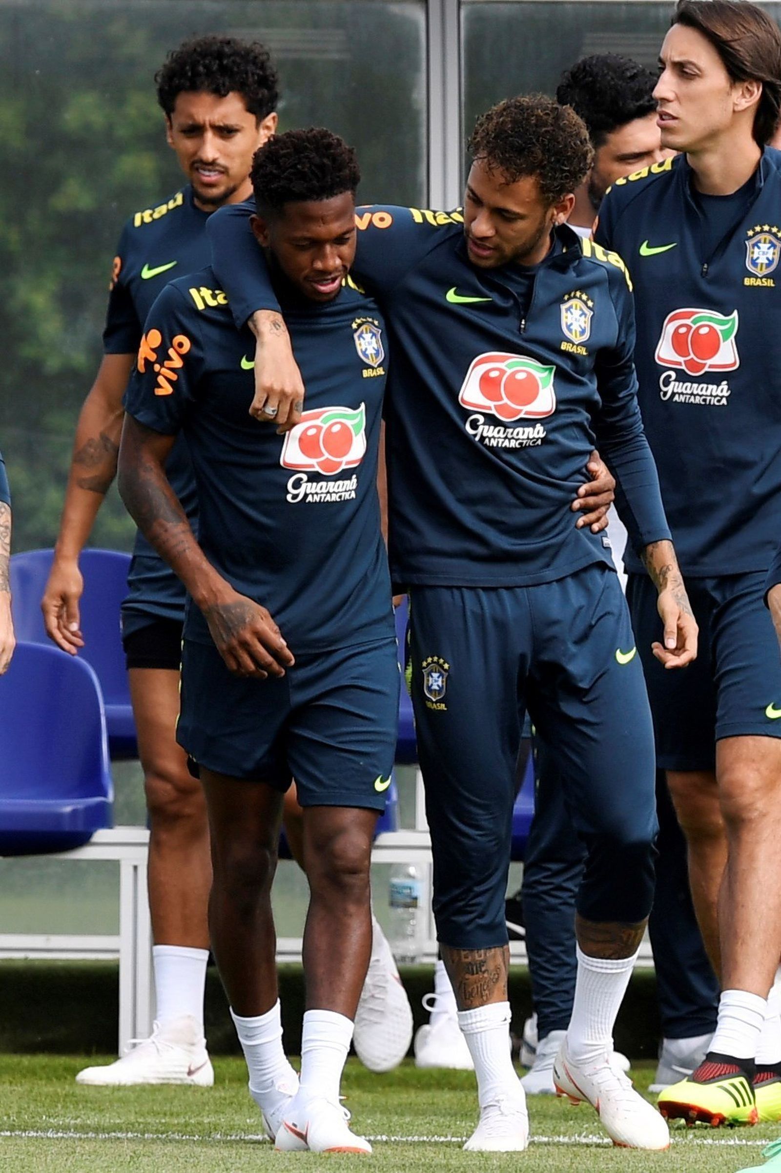 Fred y Neymar, abrazados en una sesión de trabajo con Brasil este martes en Londres.