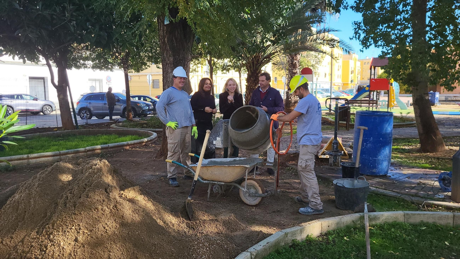 La delegada Evelia Rincón con operarios de las obras del parque Manuel Garrido de La Barzola