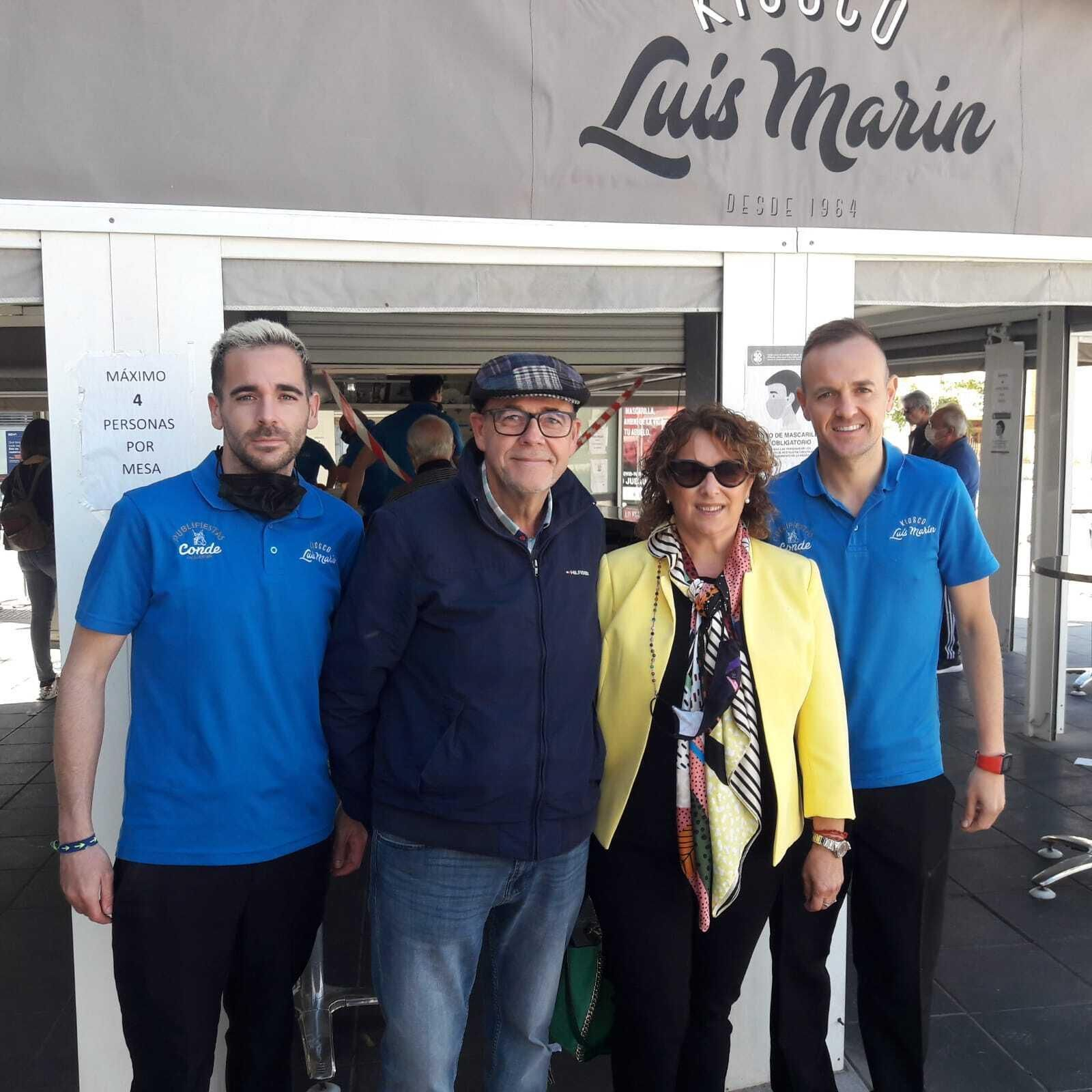 Luis, junto a su mujer Carmen y a sus dos hijos, Alejandro y Luis, ante el Kiosco Luis Marín.