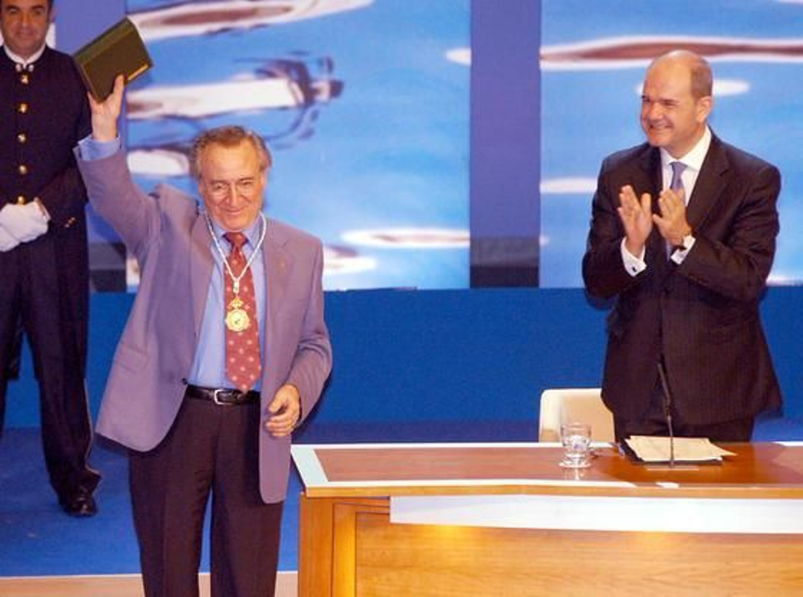 Manolo Escobar, recibiendo la Medalla de Andalucía el 28 de febrero de 2008 de manos del entonces presidente de la Junta Manuel Chaves.
