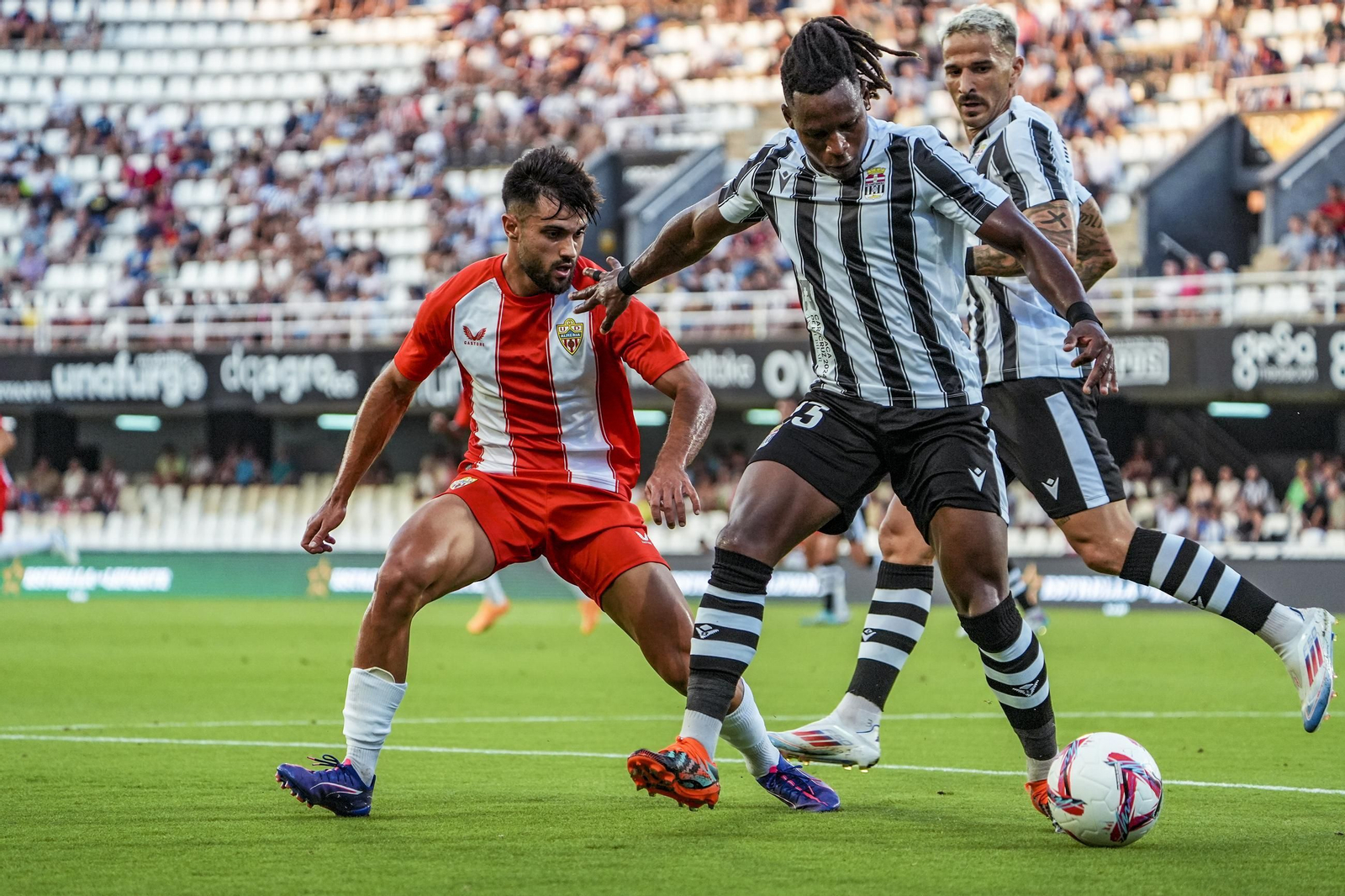 Arnau Puigmal busca la presión ante Cedric.