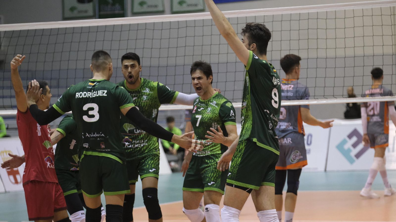 Los ahorradores celebran uno de los puntos del encuentro centenario.