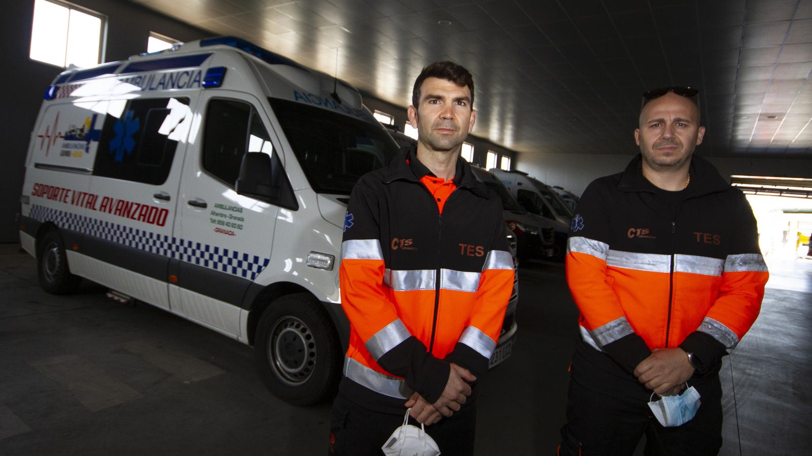 Su compañero Julian Fuentes y el propio técnico de emergencias sanitarias, poco antes de iniciar su jornada.