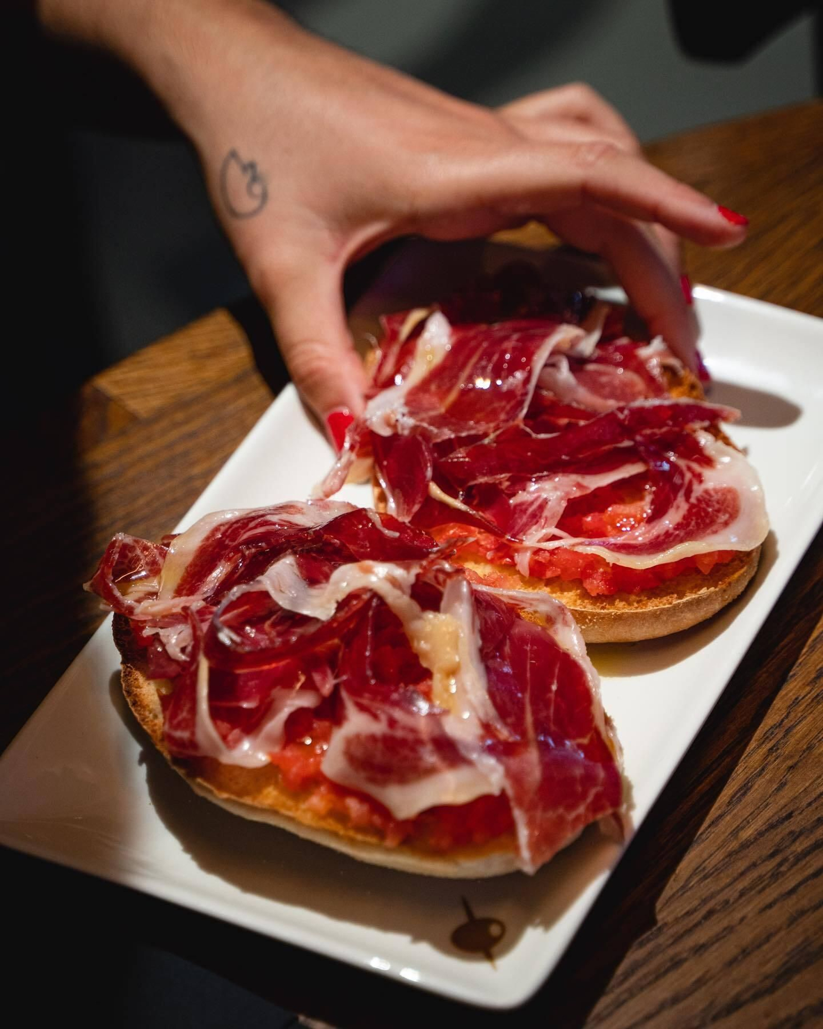 Molletes preparados en el establecimiento con jamón serrano
