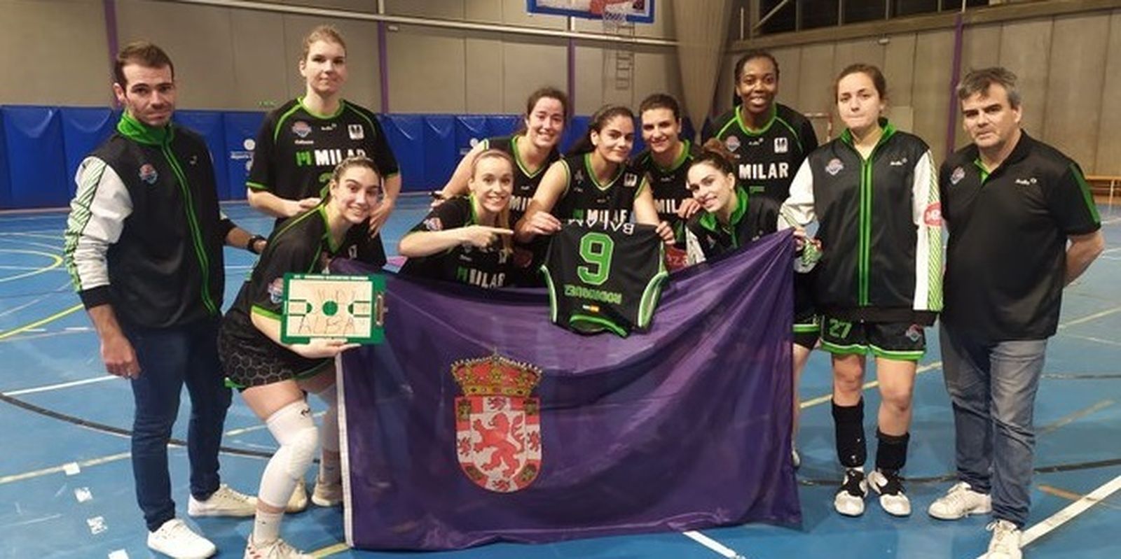 Las jugadoras del Milar Córdoba celebran la permanencia en Tenerife.
