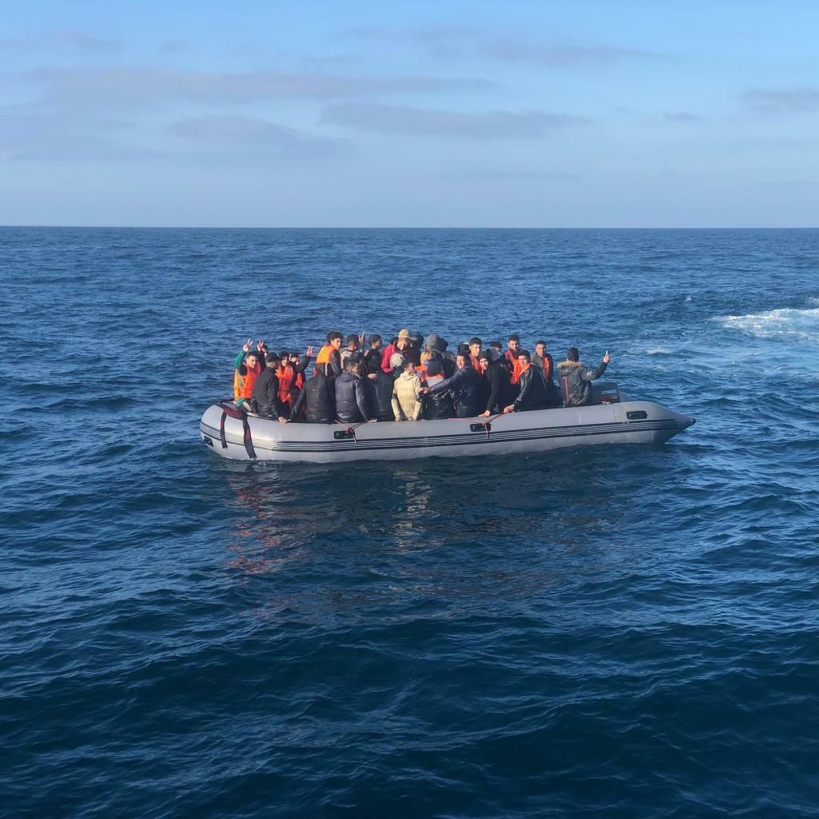 La patera con los menores a bordo, rescatada esta mañana.