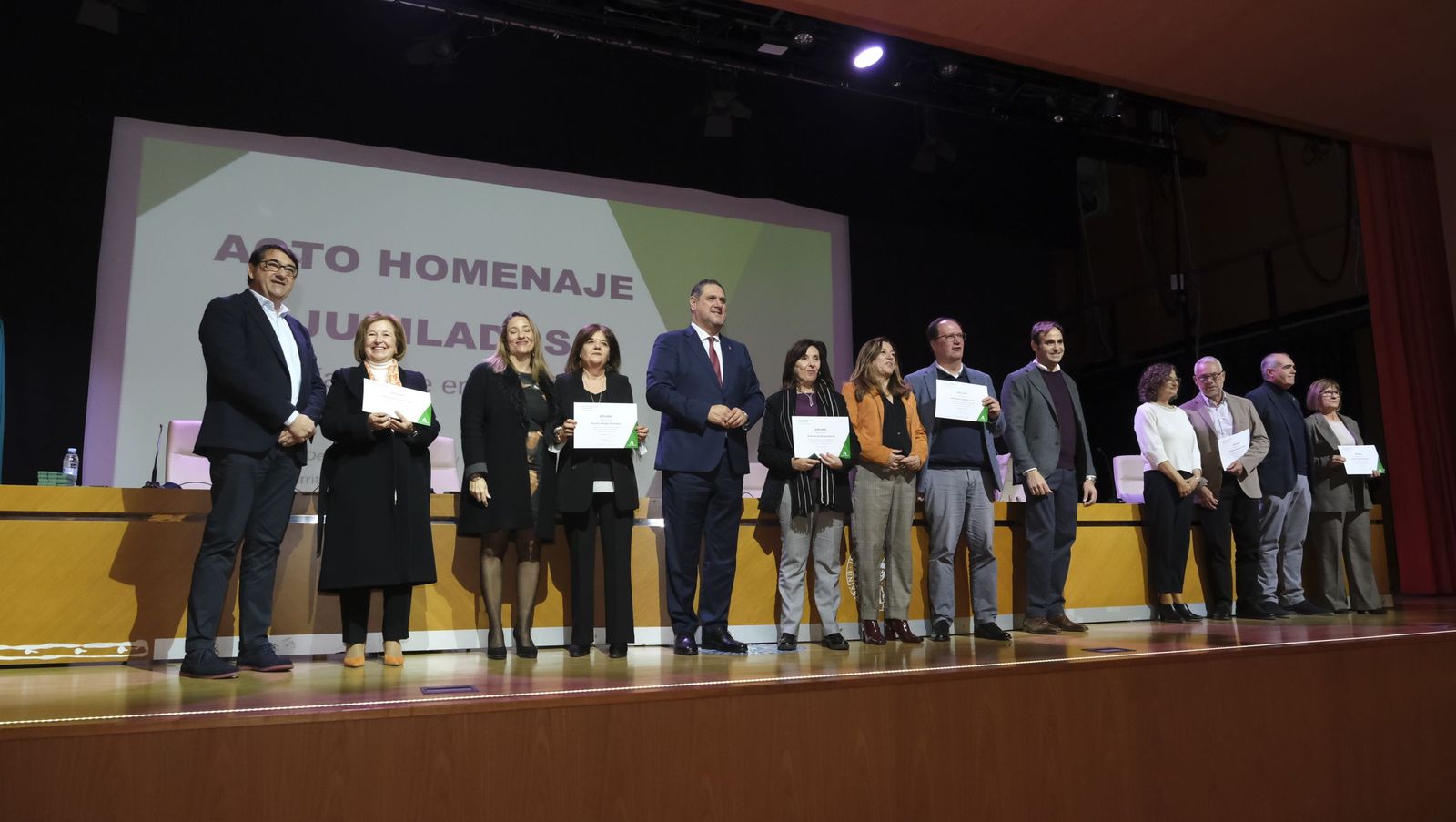 Los maestros docentes jubilados reciben su homenaje en la paraninfo de la UAL