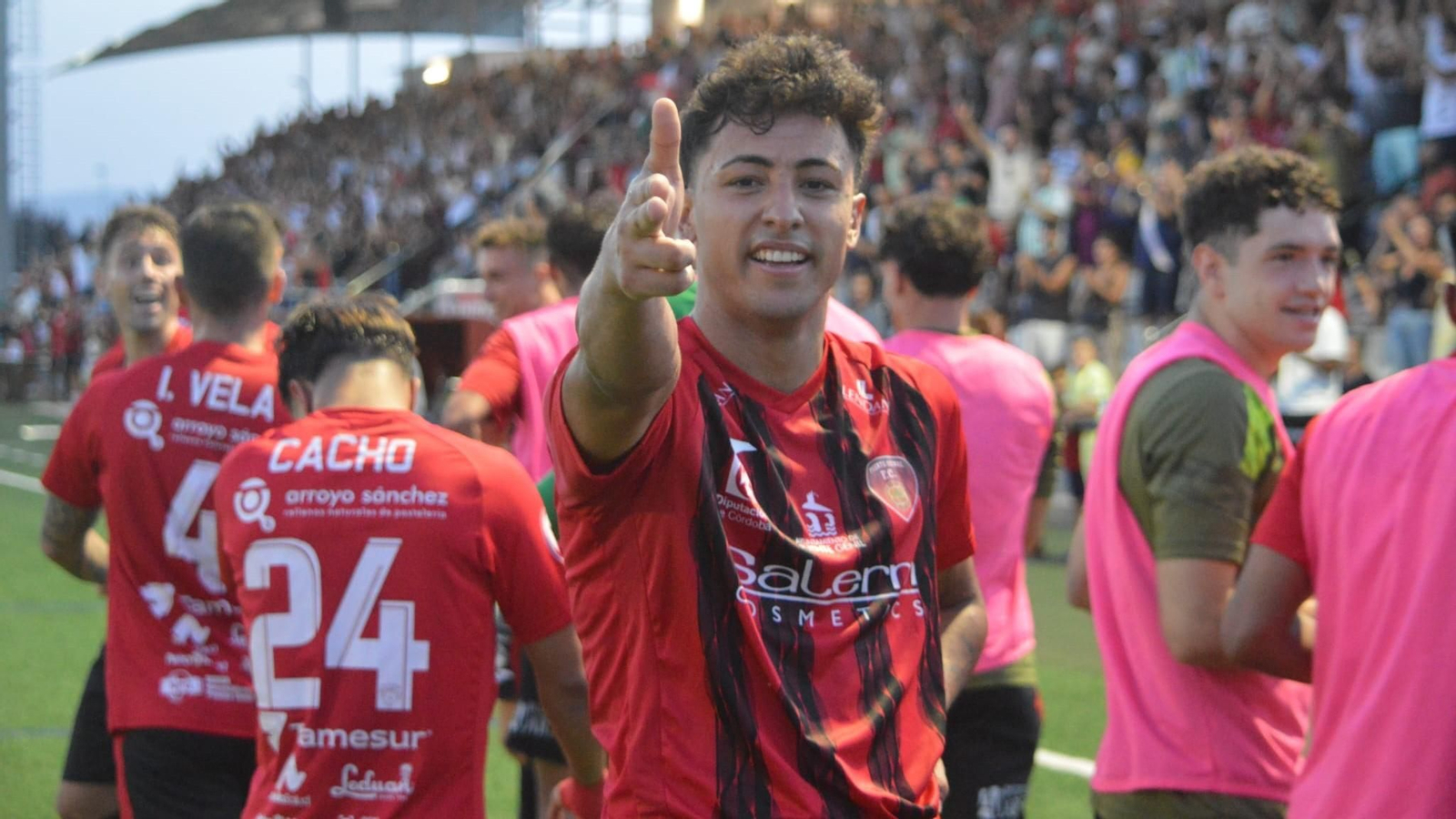 Ismael García celebra el gol de la victoria del Salerm Puente Genil ante el Xerez CD.