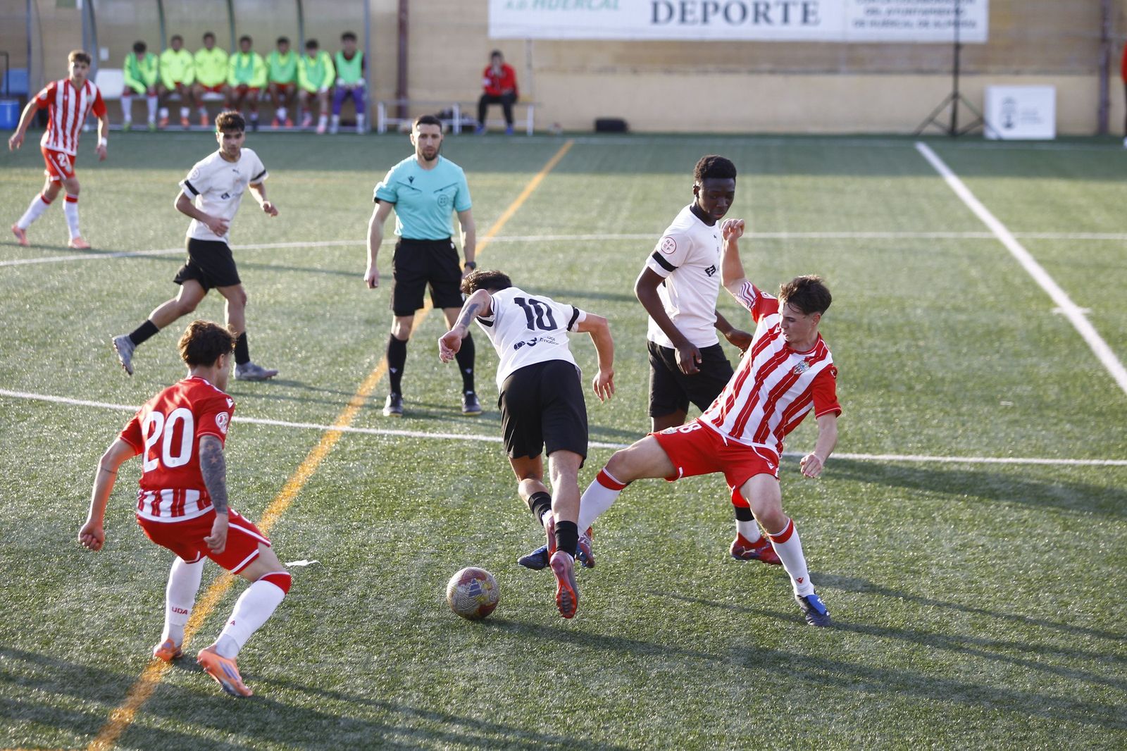 Ramón Martos le roba el balón a un rival durante el derbi almeriense entre rojiblancos y cañaeros.