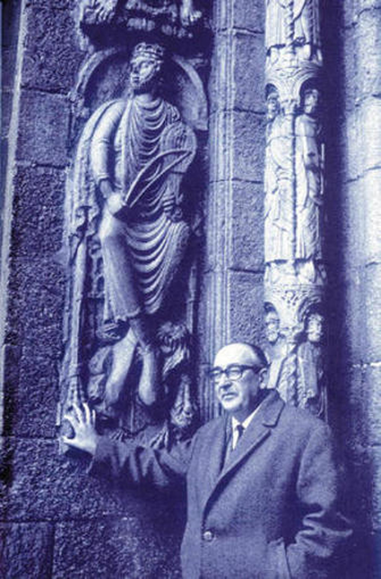Álvaro Cunqueiro (1911-1981), ante la Puerta de Platerías de la catedral de Santiago de Compostela.