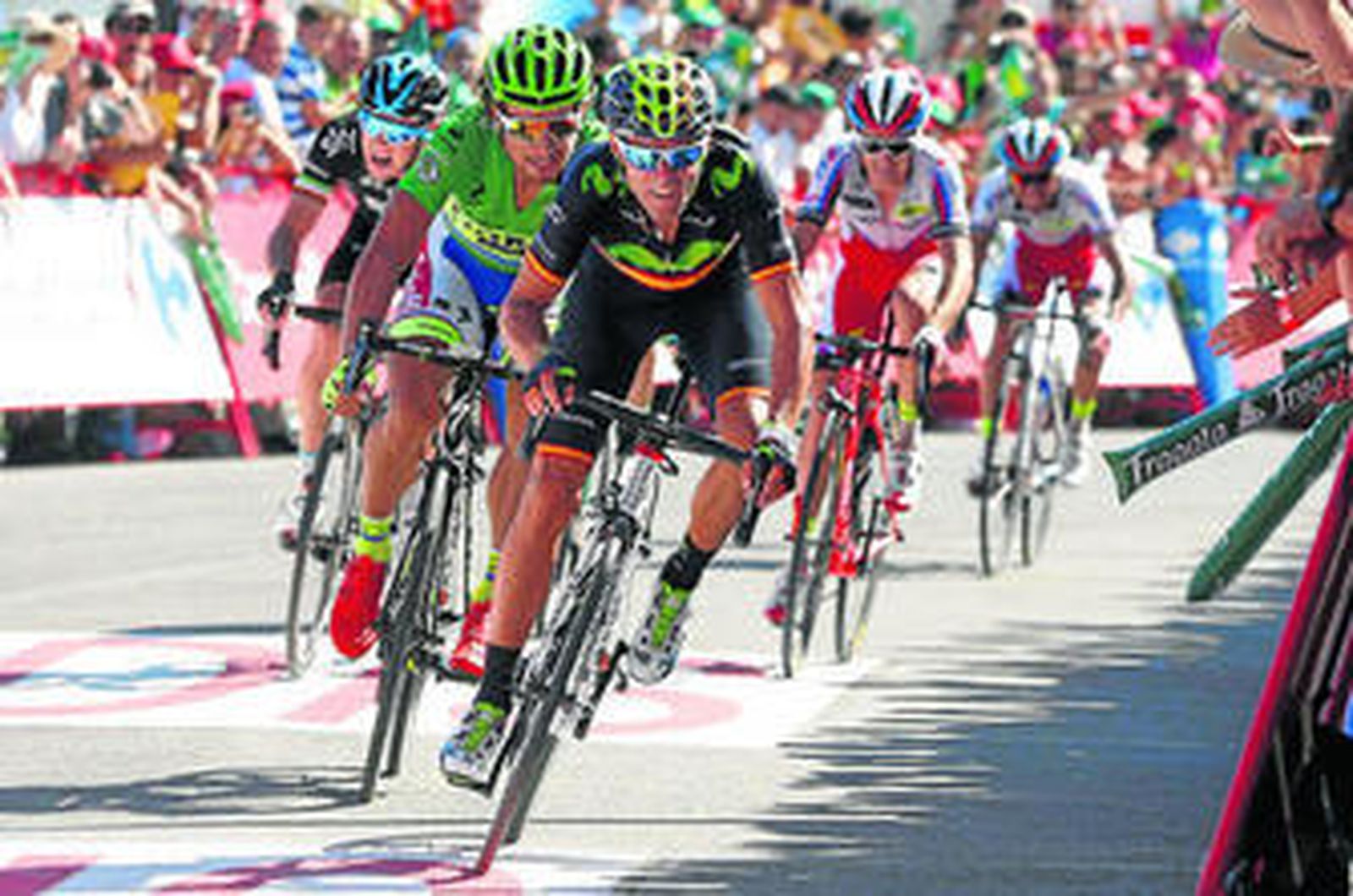 Alejandro Valverde culmina su ataque con la victoria en la línea de meta de Vejer seguido de Peter Sagan y Daniel Moreno.