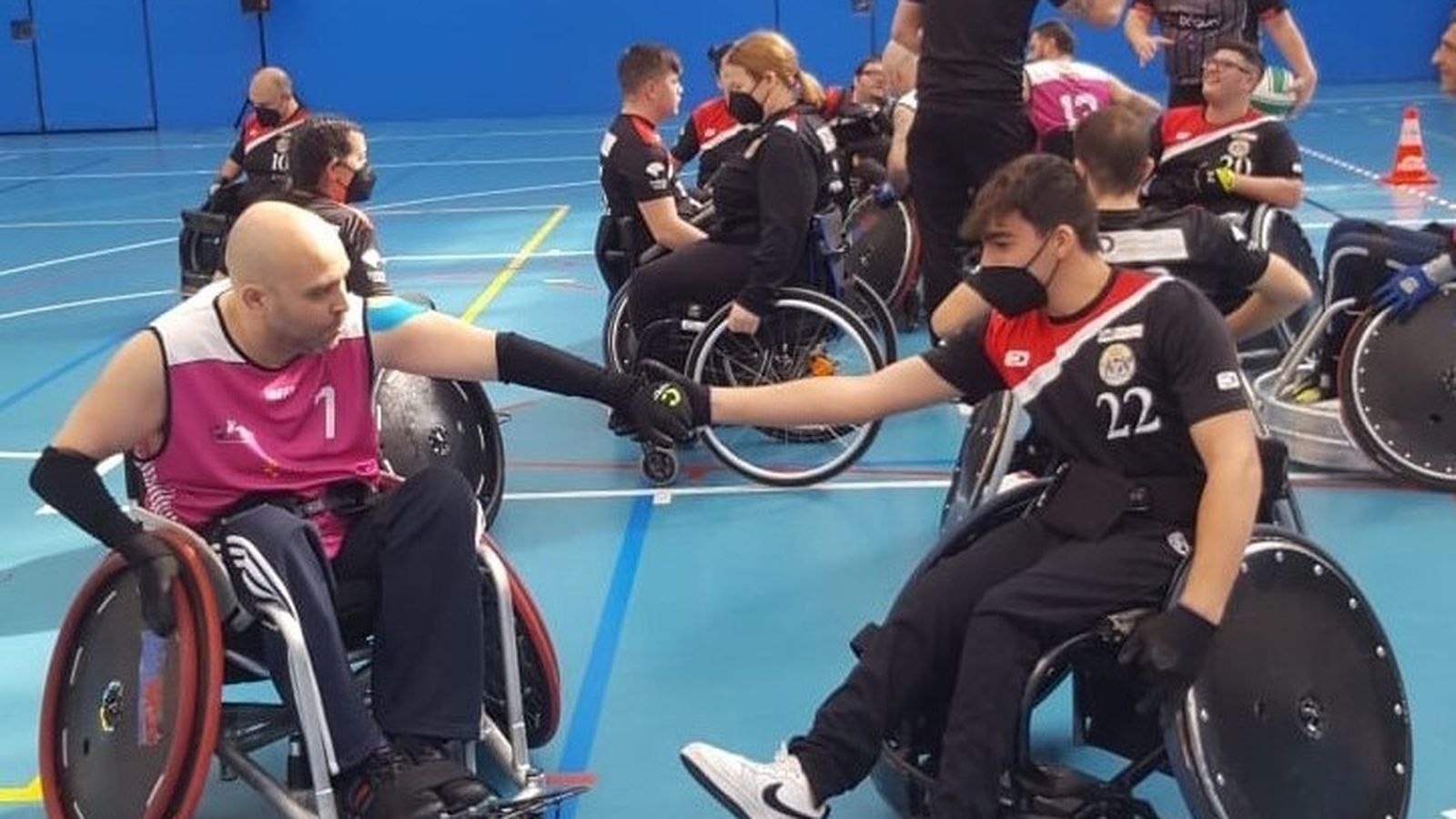 Dos jugadores se saludan tras finalizar uno de los partidos.
