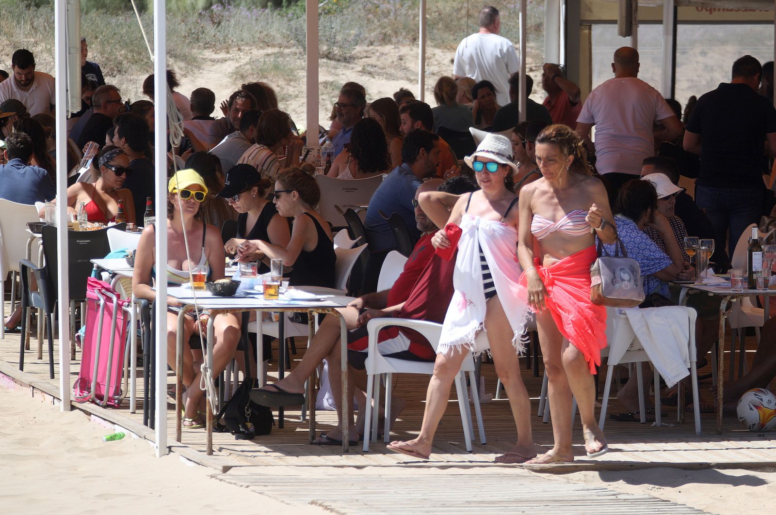 Imágenes de ambiente en la playa en la tarde del sábado