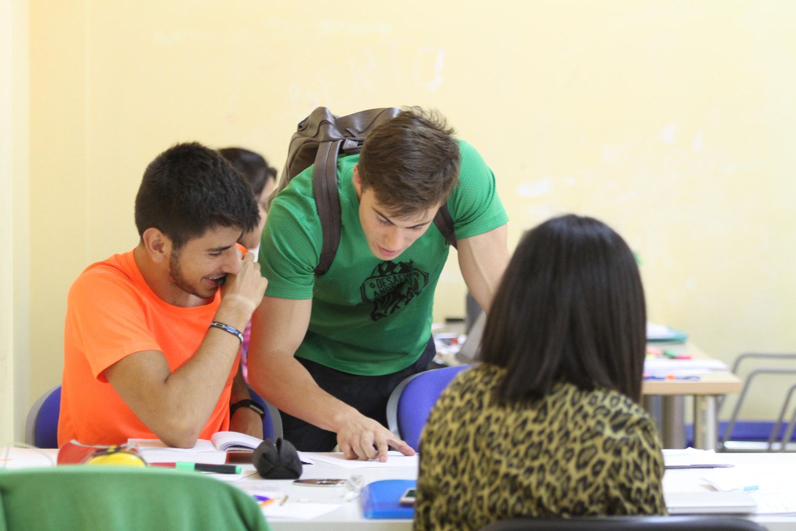 Varios alumnos estudiando.