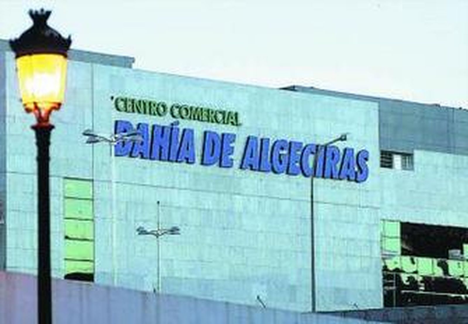 Una imagen de la fachada del centro comercial Bahía de Algeciras.
