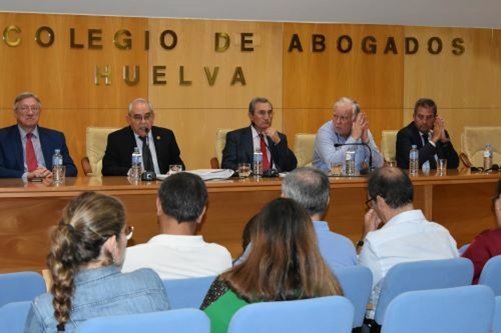Asamblea extraordinaria en el Colegio de Abogados para aprobar los nuevos estatutos.