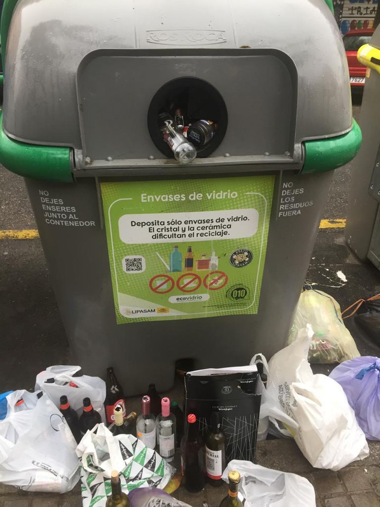 Un contenedor de vidrio lleno de recipientes.