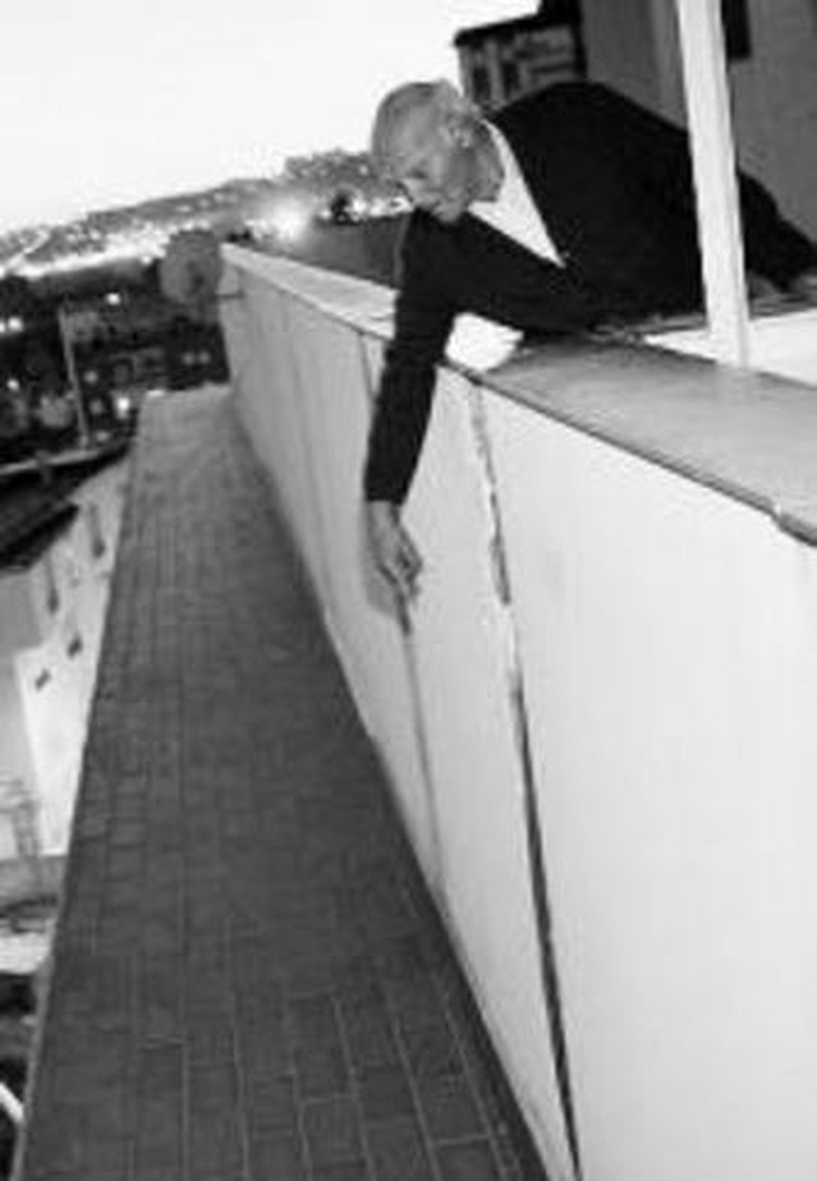 Un vecino señala una grieta.