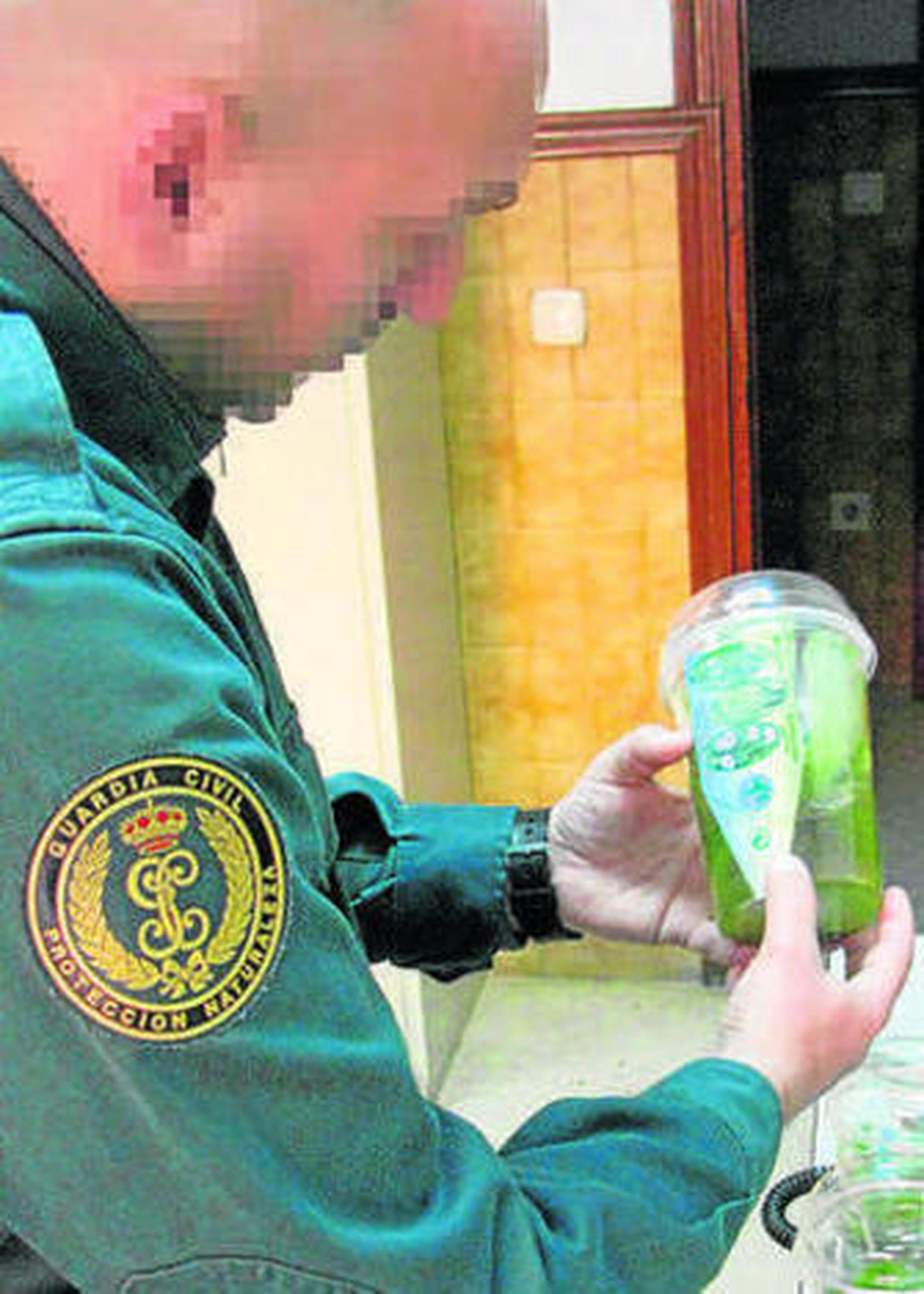 Un agente con una especie ilegal.