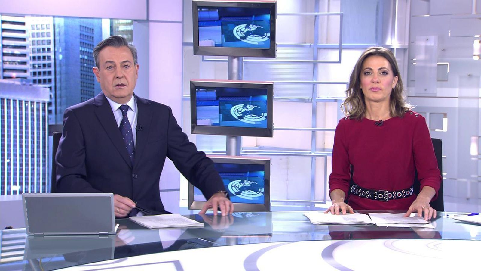 José Ribagorda y Ángeles Blanco en los informativos de fin de semana de Telecinco