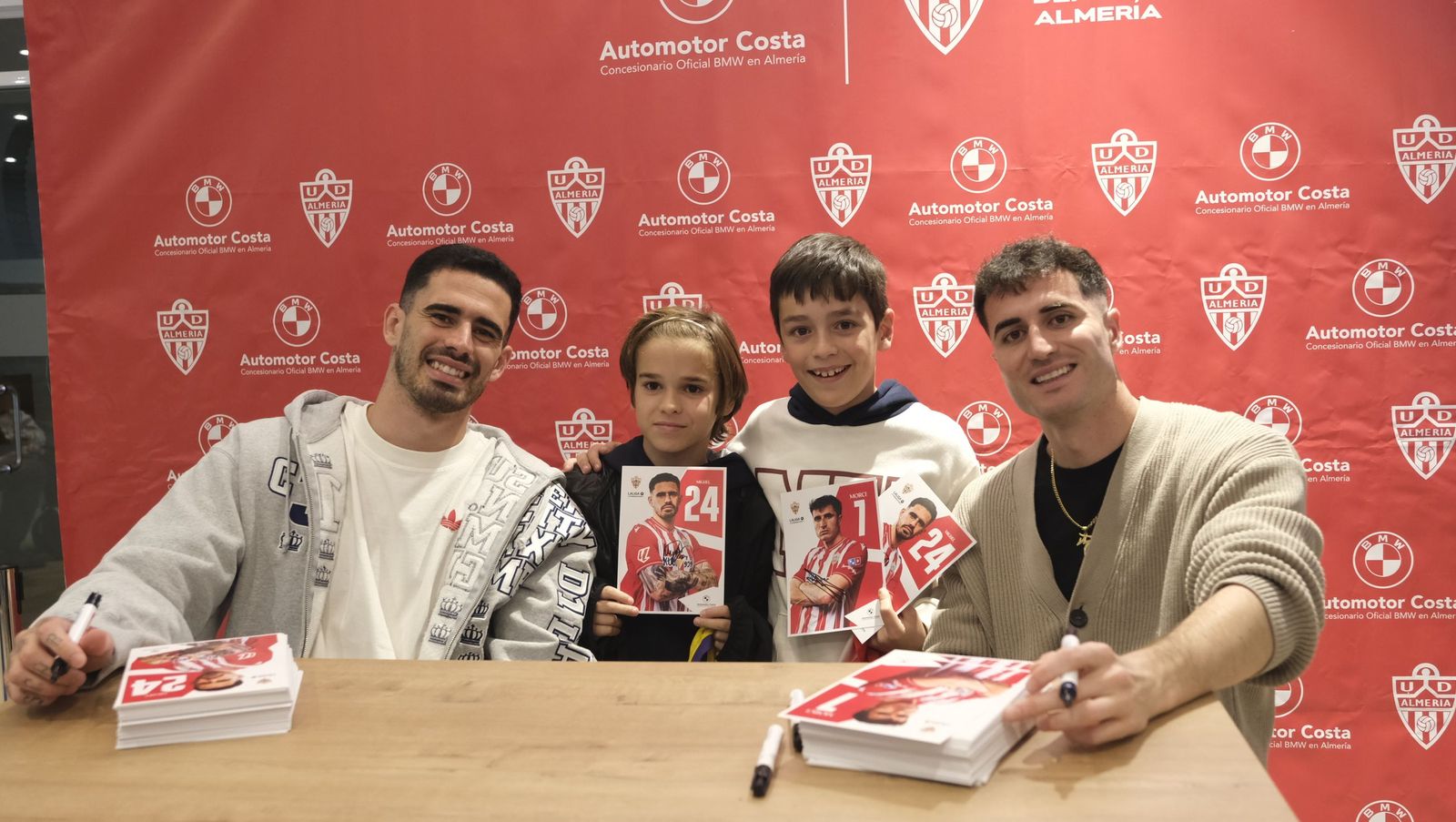 Jon Mocillo y Miguel de la Fuente firman autógrafos en Automotor Costa BMW