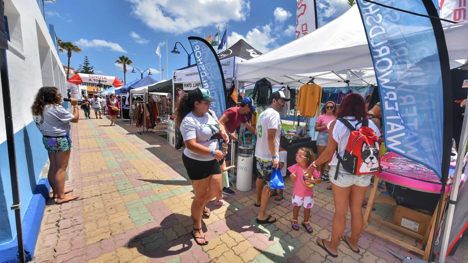 El Paseo Marítimo de Getares durante el VII Outlet Surfero Solidario.